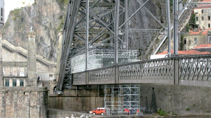 Corpo Encontrado no Rio Douro Poderá Ser de Jovem que se Atirou da Ponte Luís I