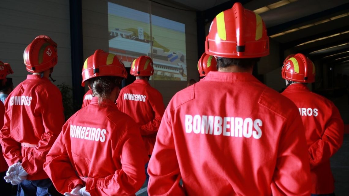 Incêndio destrói sucata em Vilar do Paraíso, Vila Nova de Gaia Incêndio destrói sucata em Vilar do Paraíso, Vila Nova de Gaia