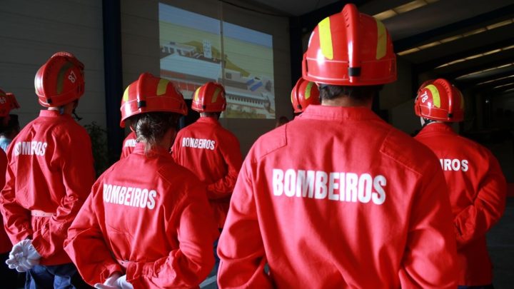 Incêndio destrói sucata em Vilar do Paraíso, Vila Nova de Gaia