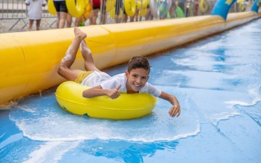 Festa do Final de Ano do Aluno traz escorrega aquático ao Centro Histórico do Porto Festa do Final de Ano do Aluno traz escorrega aquático ao Centro Histórico do Porto