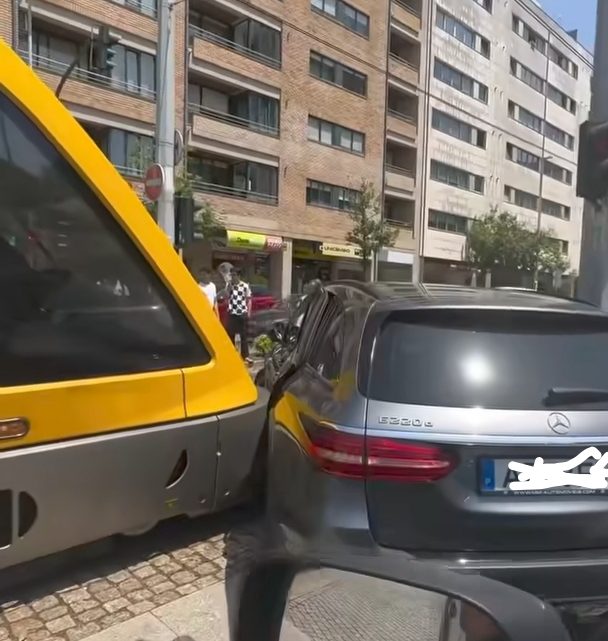 Carro colide com Metro em Matosinhos Carro colide com Metro em Matosinhos