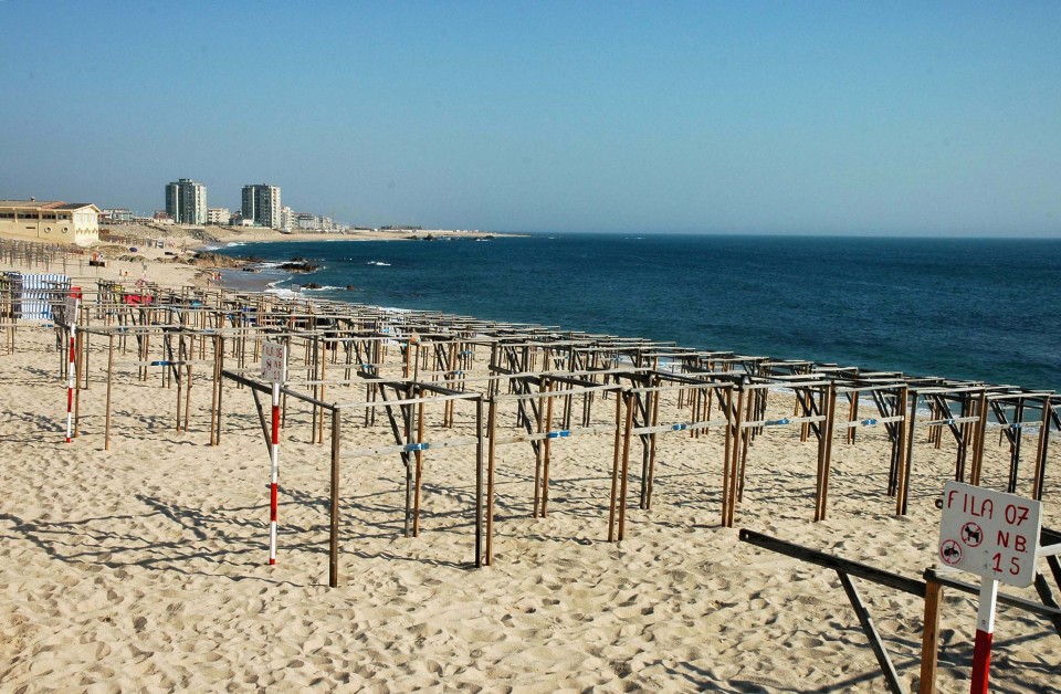 Prainha nas Caxinas Interdita a Banhos por Descarga Poluente Ilegal Prainha nas Caxinas Interdita a Banhos por Descarga Poluente Ilegal