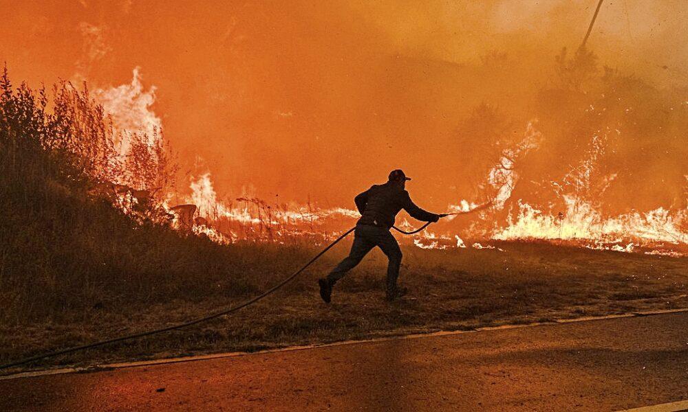 Incêndio em Gondomar mantém três frentes ativas: população queixa-se de falta de meios aéreos, Governo rejeita críticas Incêndio em Gondomar mantém três frentes ativas: população queixa-se de falta de meios aéreos, Governo rejeita críticas