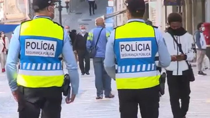 Homem com pulseira eletrónica detido após agredir polícia no Porto