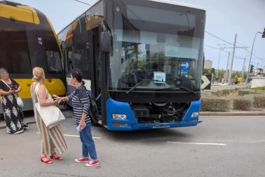 Acidente entre Metro e autocarro da Unir em Vila do Conde faz um ferido ligeiro Acidente entre Metro e autocarro da Unir em Vila do Conde faz um ferido ligeiro