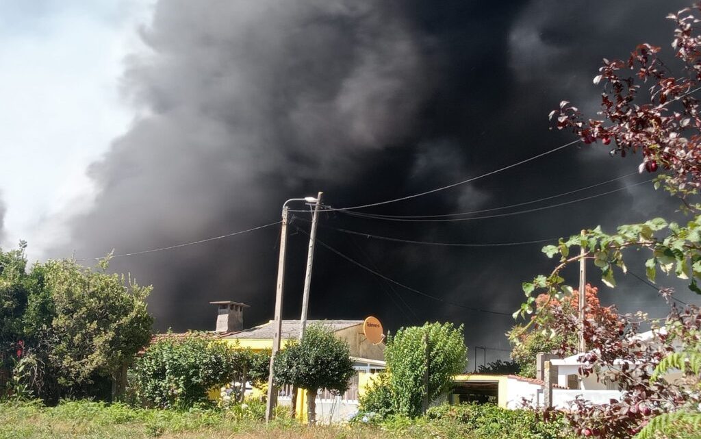 Incêndio na Bajouca mobiliza várias corporações de bombeiros e meios terrestres e aéreos Incêndio na Bajouca mobiliza várias corporações de bombeiros e meios terrestres e aéreos