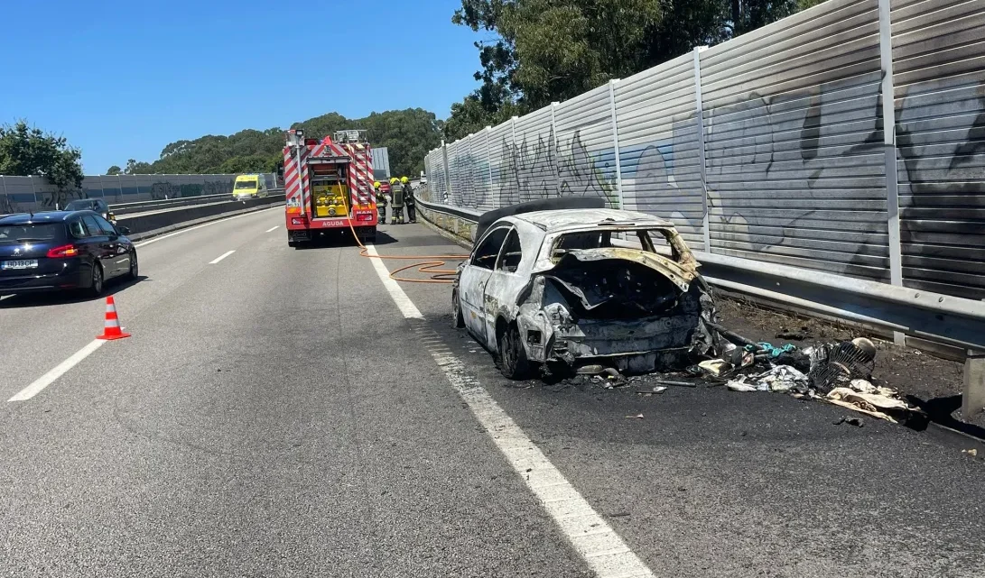 Carro destruído por incêndio na A29 em S. Félix da Marinha Carro destruído por incêndio na A29 em S. Félix da Marinha