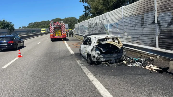 Carro destruído por incêndio na A29 em S. Félix da Marinha
