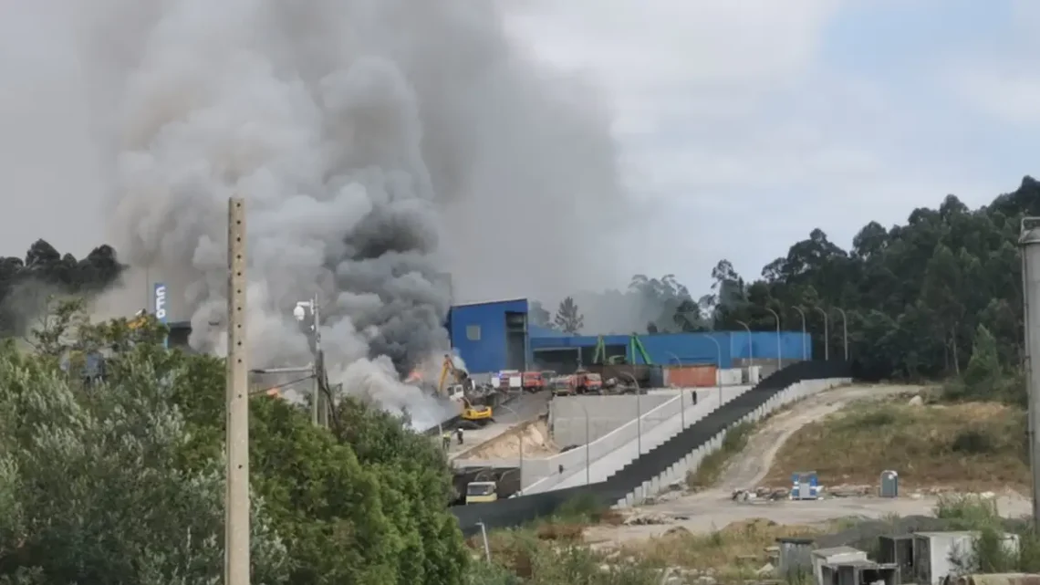 Incêndio em sucata em Vila Nova de Gaia mobiliza dezenas de operacionais Incêndio em sucata em Vila Nova de Gaia mobiliza dezenas de operacionais