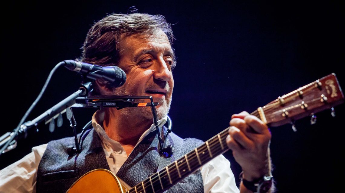 Rui Veloso celebra 45 anos de carreira com dois concertos em Lisboa e Porto com a Banda Sinfónica da GNR Rui Veloso celebra 45 anos de carreira com dois concertos em Lisboa e Porto com a Banda Sinfónica da GNR