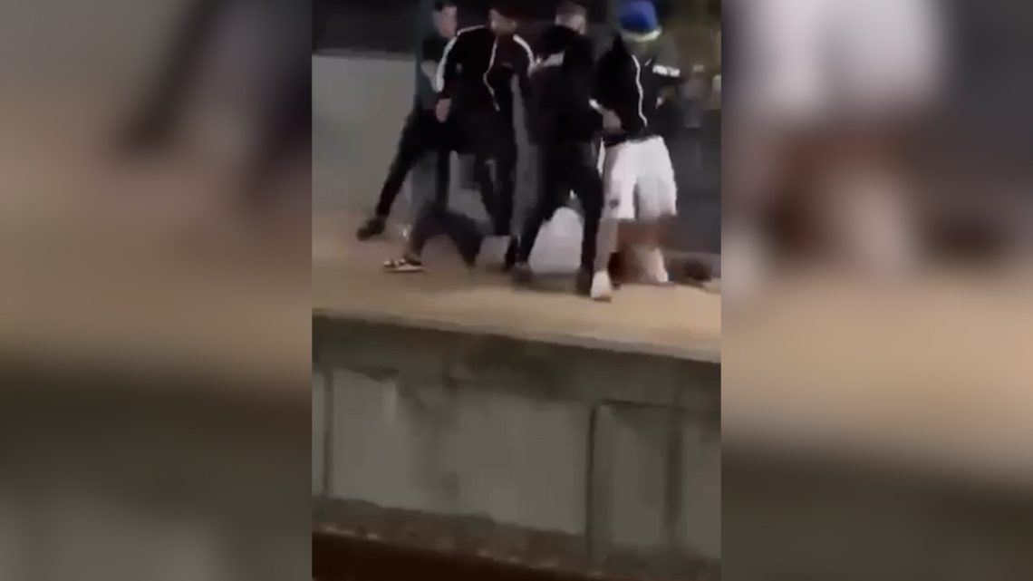 Jovem agredido por grupo na estação de comboios de Paredes durante as festividades locais Jovem agredido por grupo na estação de comboios de Paredes durante as festividades locais