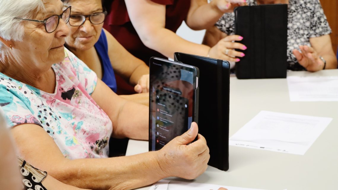 Oliveira de Azeméis entrega 80 tablets para promover capacitação e inclusão digital dos seniores Oliveira de Azeméis entrega 80 tablets para promover capacitação e inclusão digital dos seniores