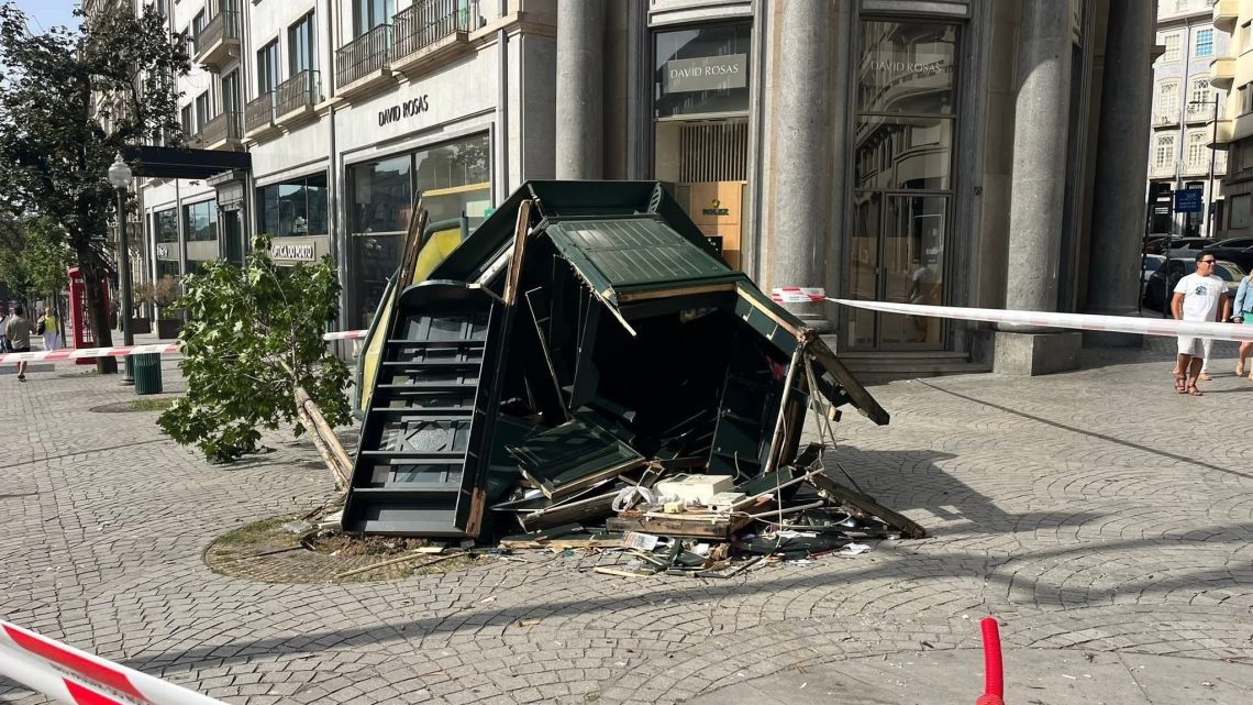 Despiste de automóvel na madrugada deste domingo na Avenida dos Aliados, no Porto Despiste de automóvel na madrugada deste domingo na Avenida dos Aliados, no Porto