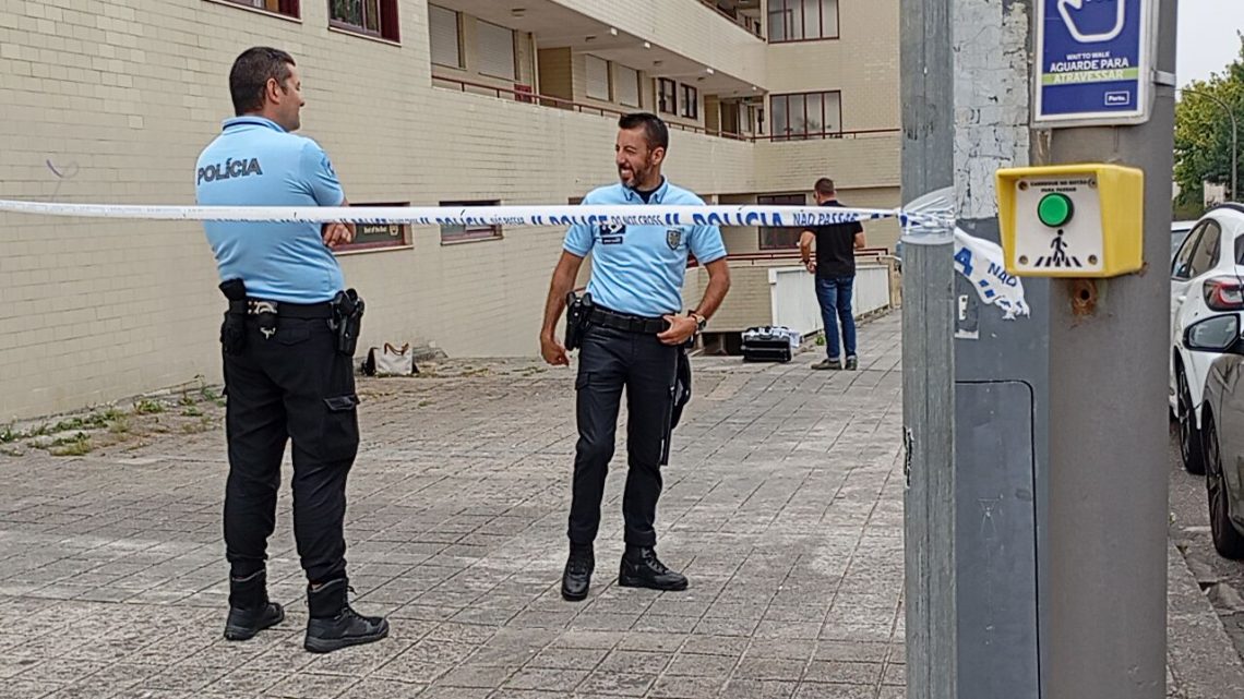 Homem de 70 anos morre após queda de edifício na Rua da Constituição, no Porto Homem de 70 anos morre após queda de edifício na Rua da Constituição, no Porto