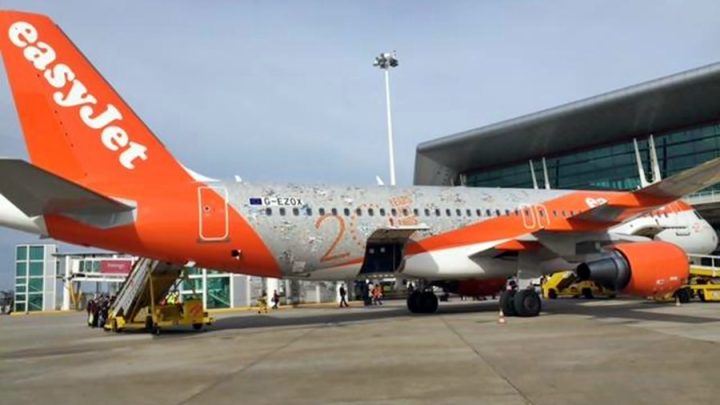 Passageiro português tenta invadir cabine em voo da EasyJet entre Lyon e Porto