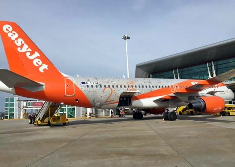 Passageiro português tenta invadir cabine em voo da EasyJet entre Lyon e Porto Passageiro português tenta invadir cabine em voo da EasyJet entre Lyon e Porto