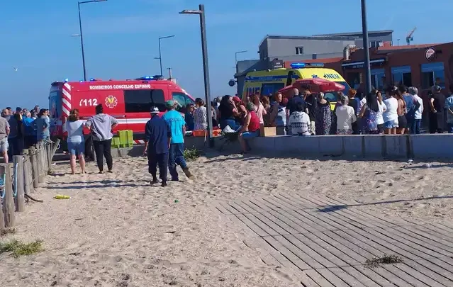 Barco de arte xávega naufraga em Espinho – tripulação resgatada sem ferimentos
