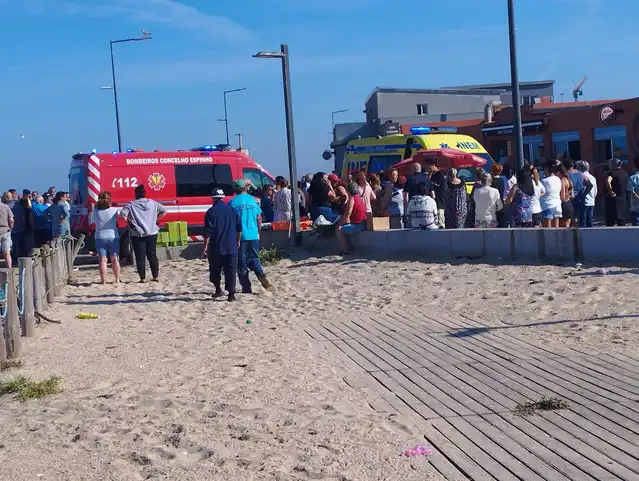 Barco de arte xávega naufraga em Espinho – tripulação resgatada sem ferimentos Barco de arte xávega naufraga em Espinho – tripulação resgatada sem ferimentos