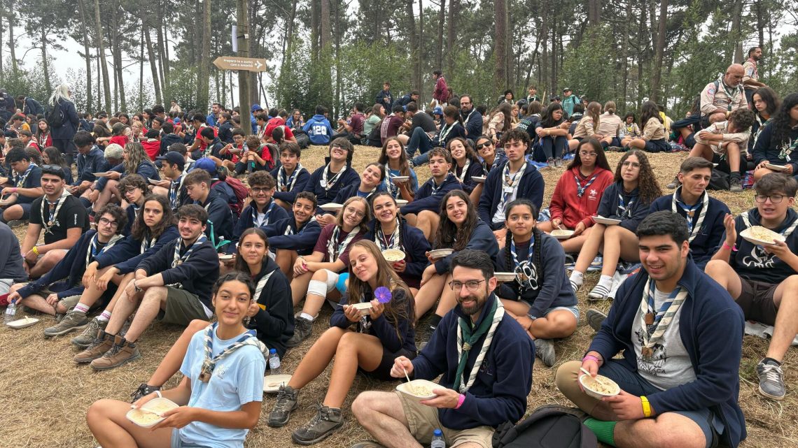 Escuteiros da região do Porto batem recorde mundial com maior pequeno-almoço de papa láctea Escuteiros da região do Porto batem recorde mundial com maior pequeno-almoço de papa láctea