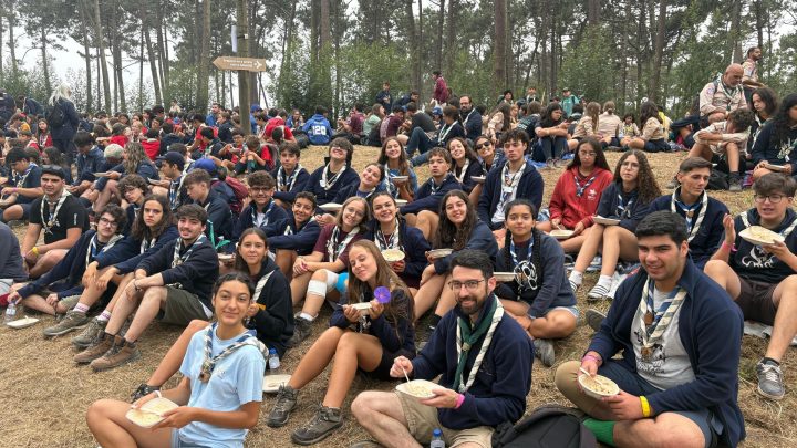Escuteiros da região do Porto batem recorde mundial com maior pequeno-almoço de papa láctea