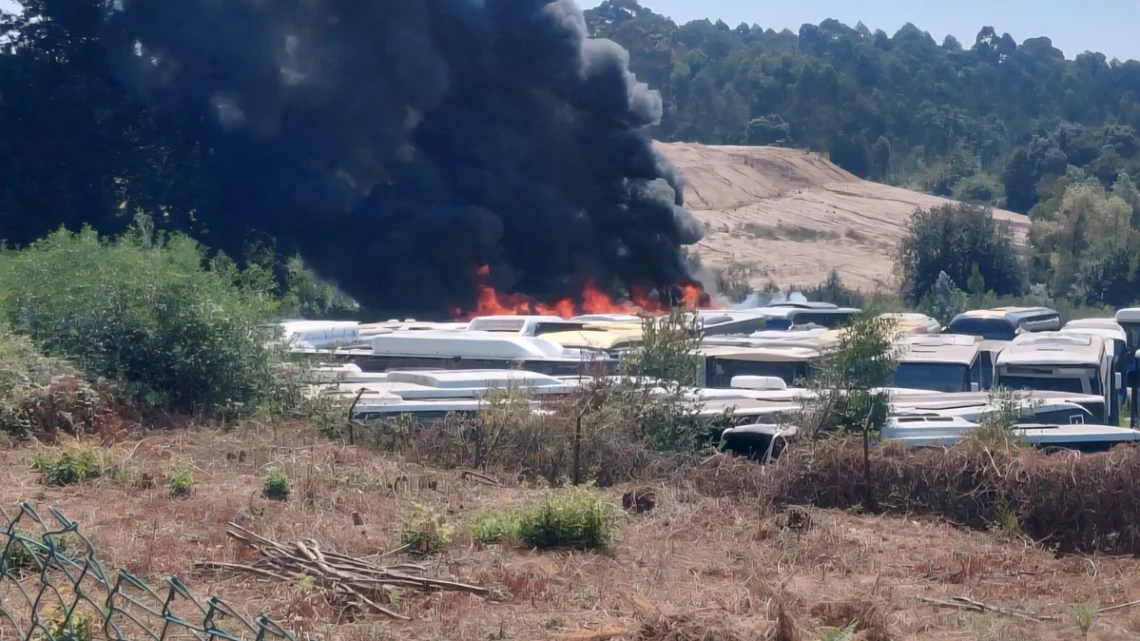 Incêndio destrói dois autocarros e danifica outro em Santa Maria da Feira Incêndio destrói dois autocarros e danifica outro em Santa Maria da Feira