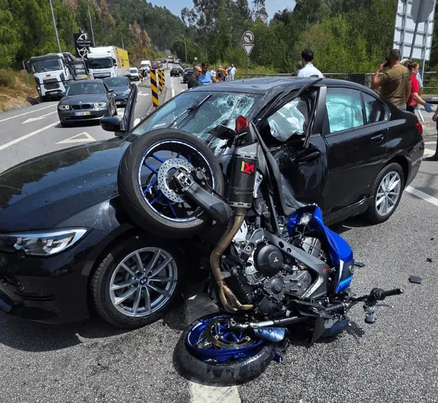 Motociclista de 20 anos morre em colisão com carro na Ponte da Amizade, em Paredes Motociclista de 20 anos morre em colisão com carro na Ponte da Amizade, em Paredes