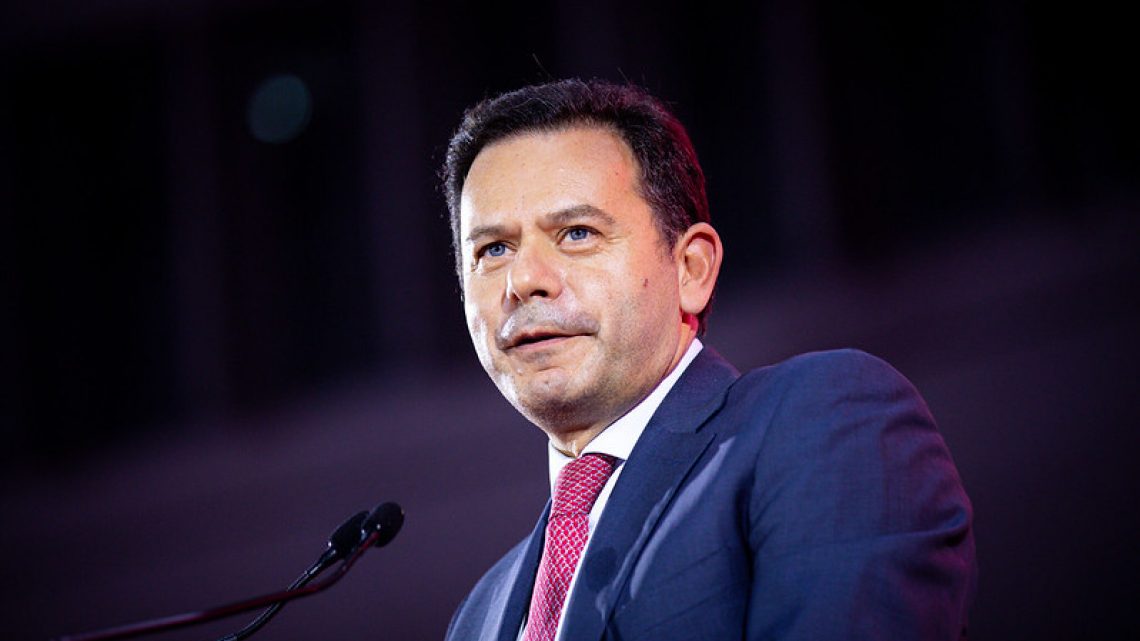 Incêndios voltam ao centro do debate político: Governo sob críticas e candidaturas presidenciais reagem