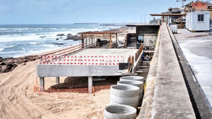 Antigo bar da Praia dos Ingleses  no Porto começou a ser demolido