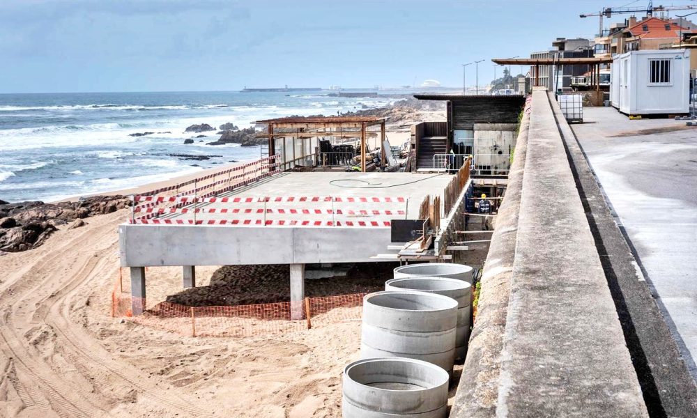 Antigo bar da Praia dos Ingleses  no Porto começou a ser demolido