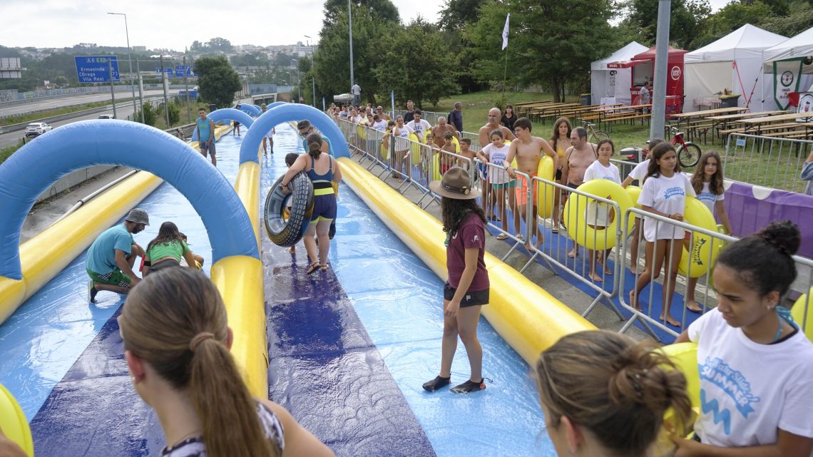 “Water Slide” faz as delícias de miúdos e graúdos em Matosinhos “Water Slide” faz as delícias de miúdos e graúdos em Matosinhos