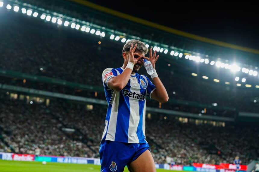 FC Porto vence em Alvalade e assume liderança isolada da I Liga FC Porto vence em Alvalade e assume liderança isolada da I Liga
