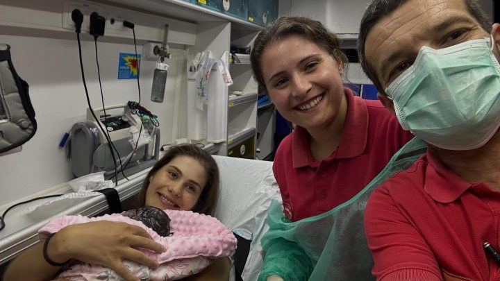 Bombeiros de Vale de Cambra ajudam bebé a nascer numa ambulância da corporação