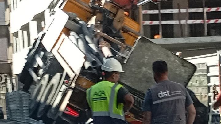 Grua tomba em obra na Rua de S. Dinis, no Porto, sem registo de feridos