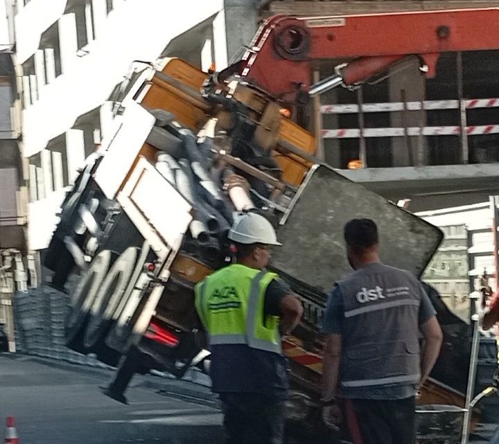 Grua tomba em obra na Rua de S. Dinis, no Porto, sem registo de feridos