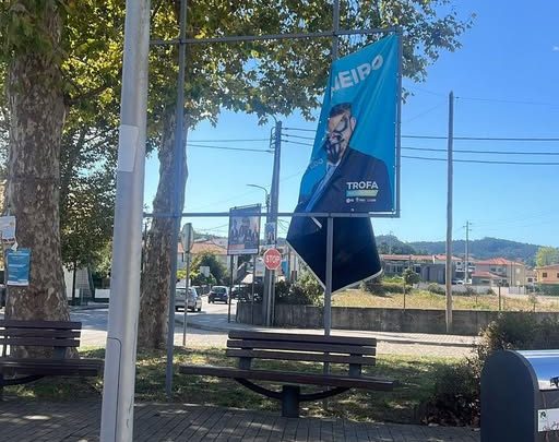 Out-doors do PS na Trofa vandalizados durante campanha eleitoral