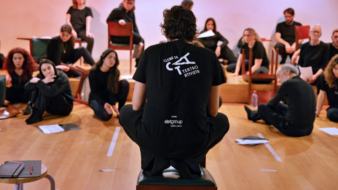 Clube de Teatro Ativista estreia-se no Coliseu Porto Ageas com “Há Quem Tenha Medo que o Medo Acabe” Clube de Teatro Ativista estreia-se no Coliseu Porto Ageas com “Há Quem Tenha Medo que o Medo Acabe”