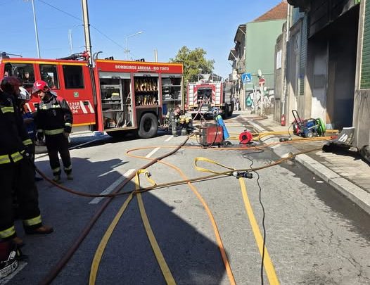Incêndio em oficina de automóveis em Gondomar faz um ferido grave