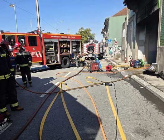 Incêndio em oficina de automóveis em Gondomar faz um ferido grave Incêndio em oficina de automóveis em Gondomar faz um ferido grave