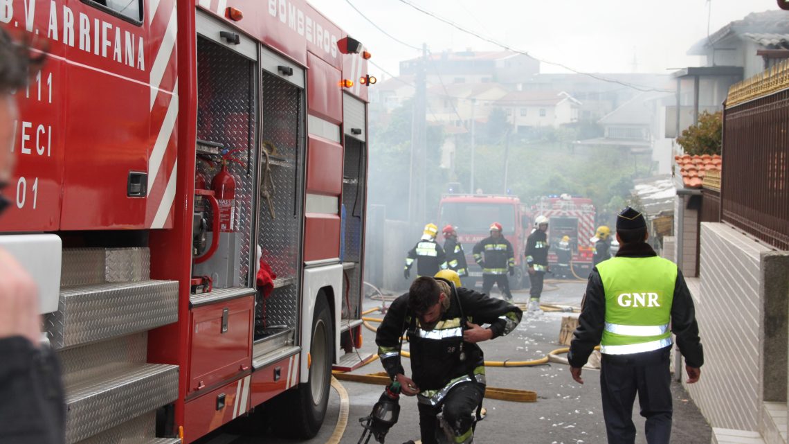 Santa Maria da Feira: Mulher fica desalojada após incêndio em habitação em Arrifana Santa Maria da Feira: Mulher fica desalojada após incêndio em habitação em Arrifana
