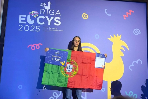 Porto: Aluna da Carolina Michaëlis vence segundo prémio no Concurso Europeu de Jovens Cientistas Porto: Aluna da Carolina Michaëlis vence segundo prémio no Concurso Europeu de Jovens Cientistas