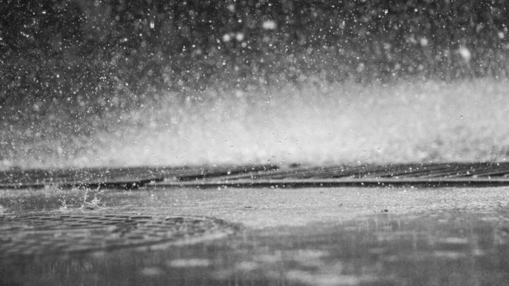 Oito distritos de Portugal Continental sob aviso amarelo devido à chuva forte