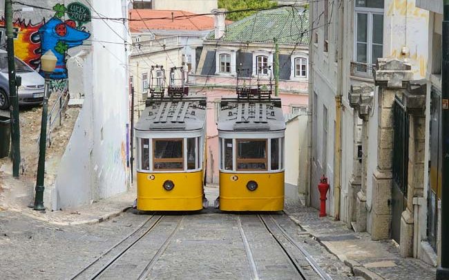 Descarrilamento do elevador da Glória em Lisboa provoca 3 mortos