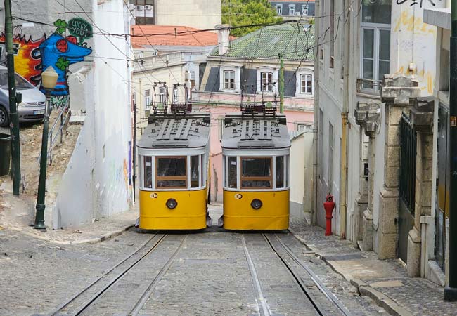 Descarrilamento do elevador da Glória em Lisboa provoca 3 mortos Descarrilamento do elevador da Glória em Lisboa provoca 3 mortos