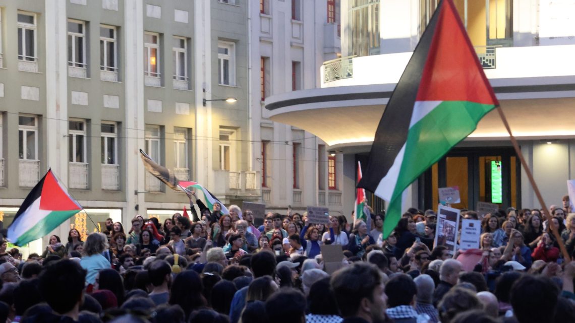 Mais de mil manifestantes no Porto exigem fim do bloqueio a Gaza e libertação de quatro portugueses detidos por Israel Mais de mil manifestantes no Porto exigem fim do bloqueio a Gaza e libertação de quatro portugueses detidos por Israel