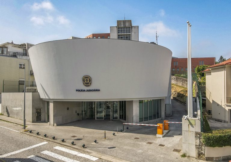 Polícia Judiciária detém três suspeitos de burla informática no Norte Polícia Judiciária detém três suspeitos de burla informática no Norte