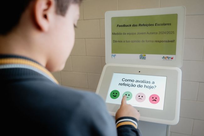 Alunos de Santa Maria da Feira avaliam refeições escolares através de terminais interativos Alunos de Santa Maria da Feira avaliam refeições escolares através de terminais interativos
