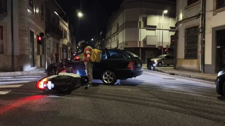 Motociclista fica ferido em colisão com carro no Porto