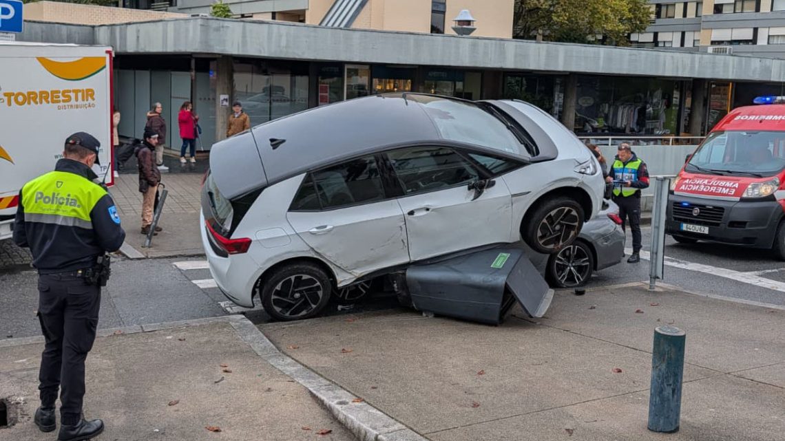 Dois feridos ligeiros em colisão frontal na Rua João de Barros, no Porto Dois feridos ligeiros em colisão frontal na Rua João de Barros, no Porto
