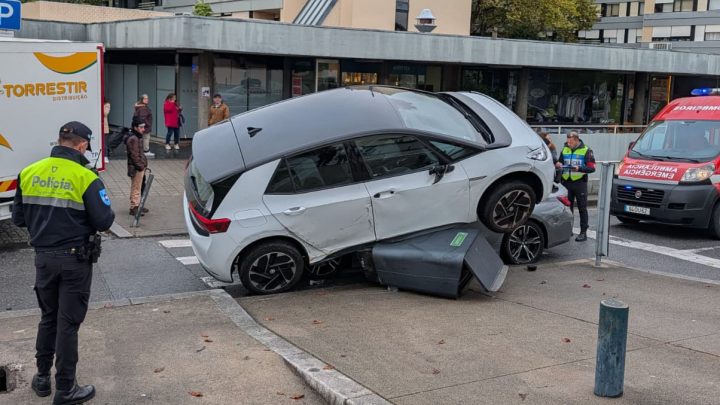 Dois feridos ligeiros em colisão frontal na Rua João de Barros, no Porto