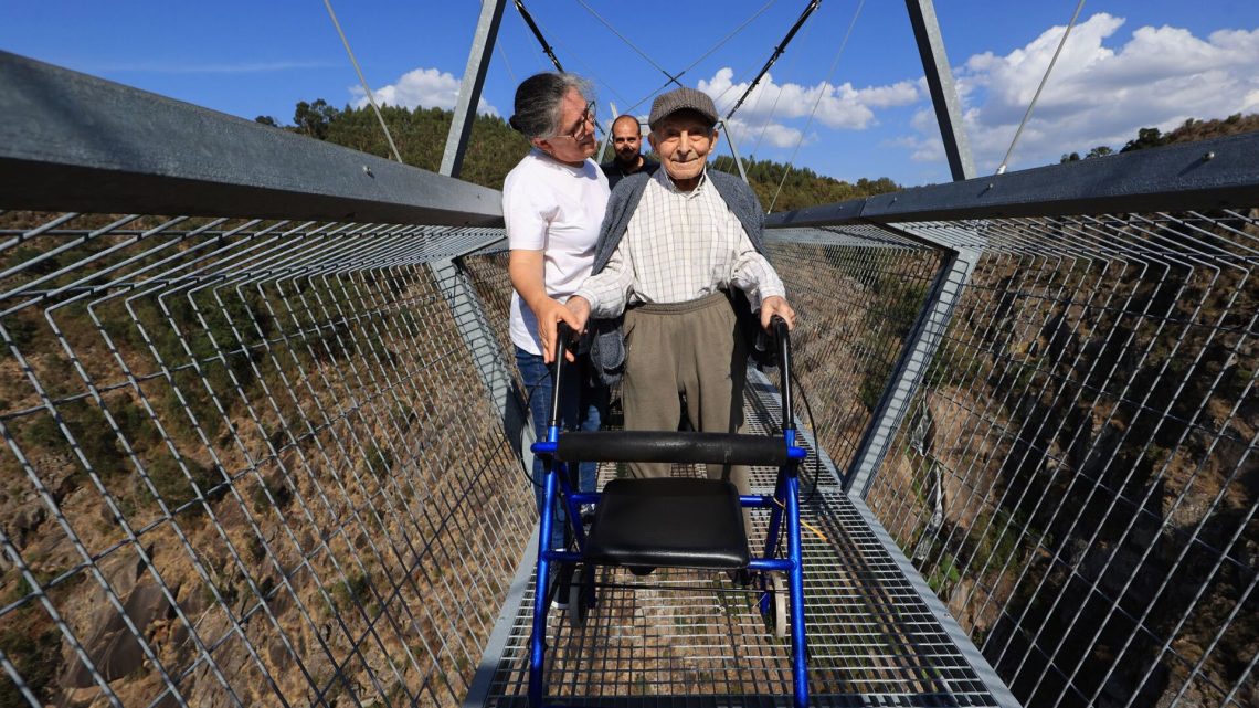 Aos 104 anos, Manuel atravessa a Ponte 516 Arouca e cumpre sonho de aniversário Aos 104 anos, Manuel atravessa a Ponte 516 Arouca e cumpre sonho de aniversário
